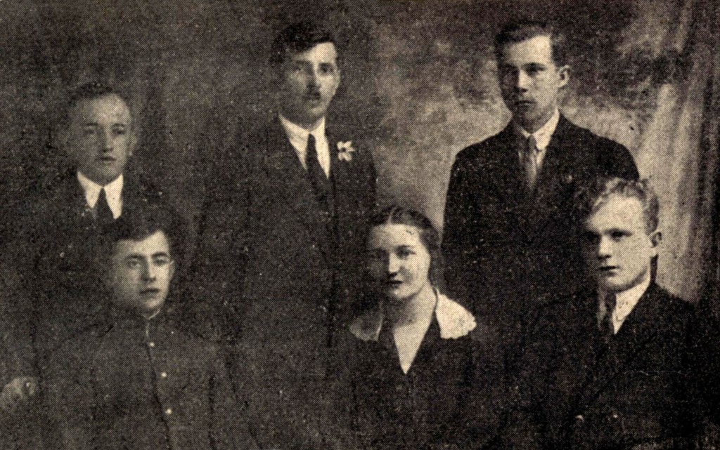 Zarząd Związku Młodzieży Wiejskiej Okręgu Puławskiego, ok. 1926 - Steliga siedzi pierwszy z prawej